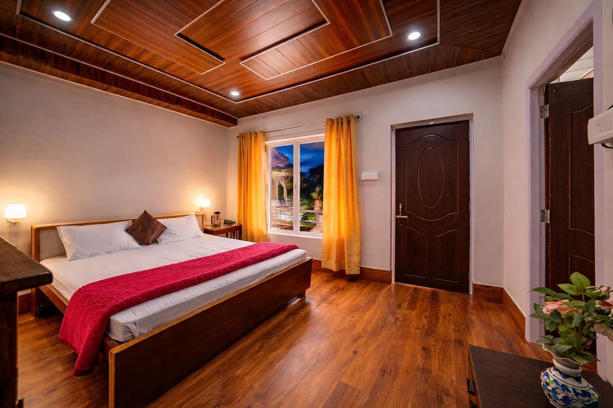 2nd and 3rd Floor Family Cottage | Premium bedding, desk, free WiFi, bed sheets