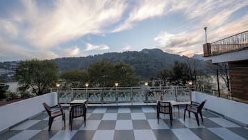 5th Floor Terrace Glass Room | Living area | 30-inch TV with satellite channels