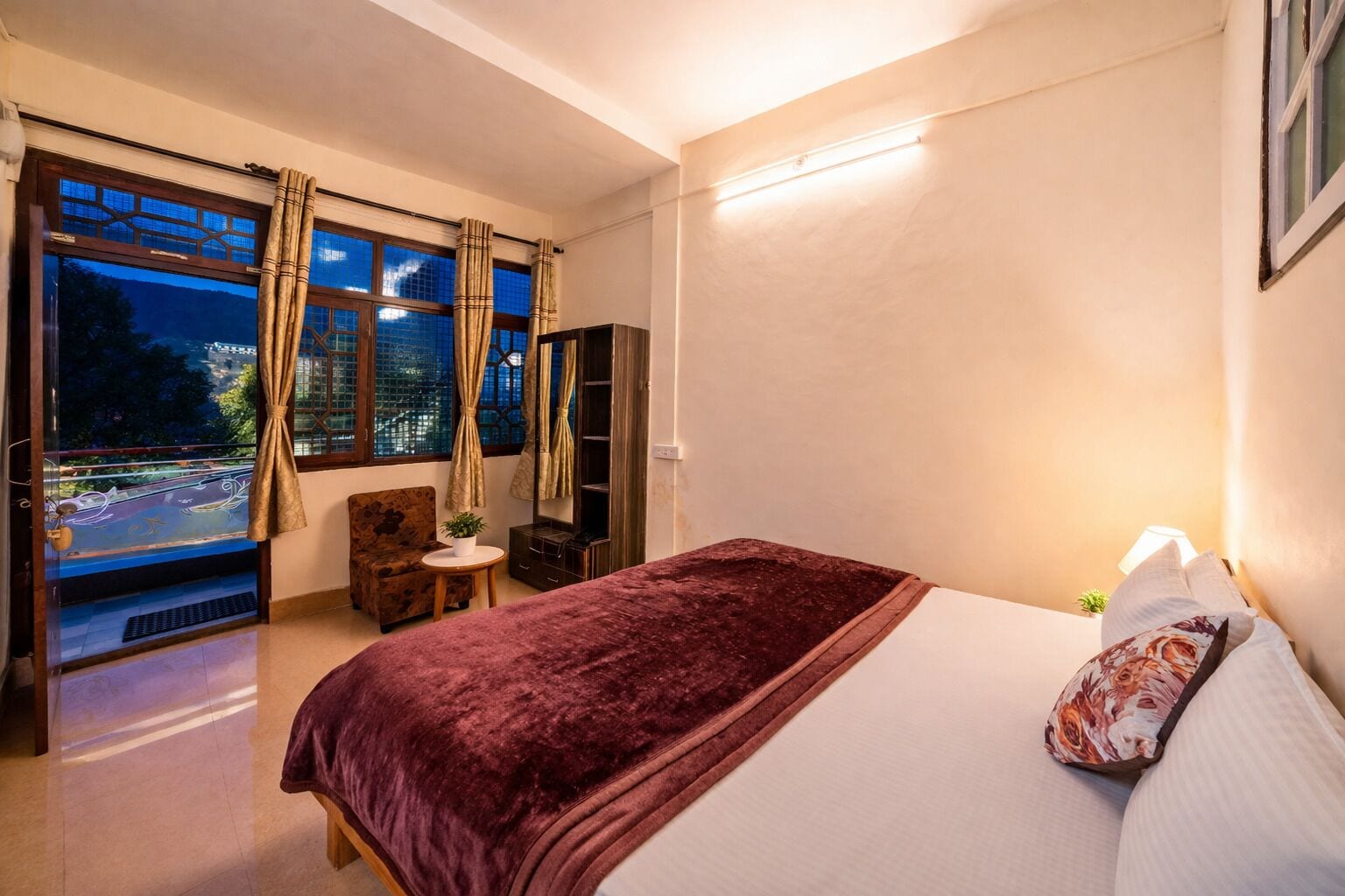 Premium bedding, desk, free WiFi, bed sheets