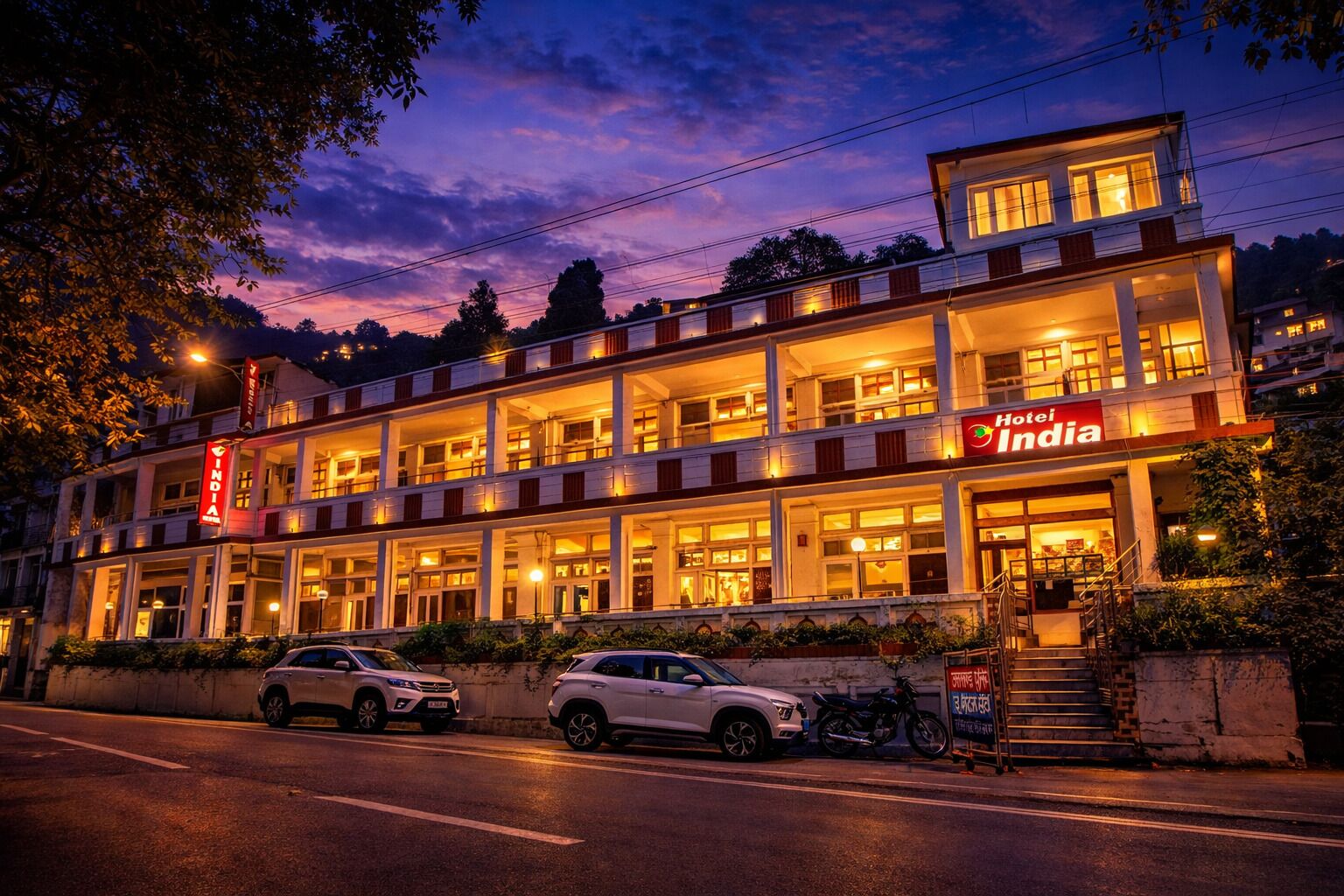 Egy többemeletes szálloda, feltűnő „Hotel India” felirattal, és egy lépcsőház, amely a bejárathoz vezet.
