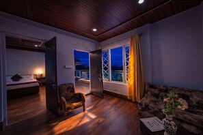 Premium bedding, desk, free WiFi, bed sheets - India Hotel - Mall Road Nainital - Lake View (Nainital)