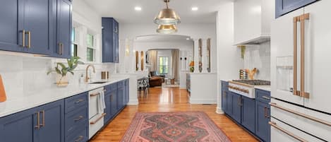 Jääkaappi, mikroaaltouuni, uuni, liesi