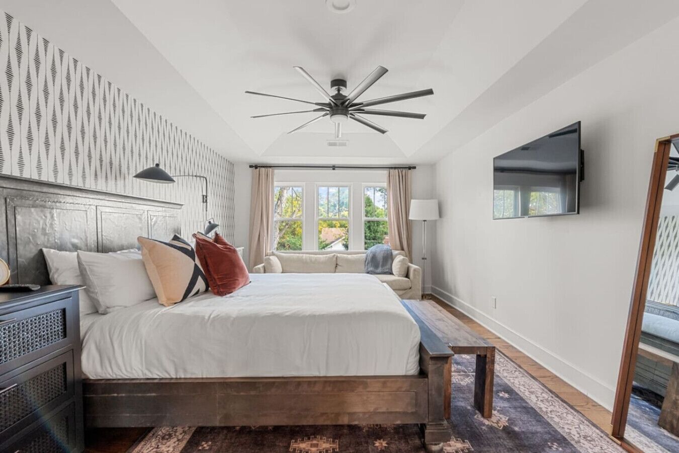 4 室のベッドルーム、デスク、アイロン / アイロン台、旅行用ベビーベッド