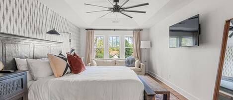 4 室のベッドルーム、デスク、アイロン / アイロン台、旅行用ベビーベッド