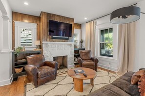 Télévision, cheminée, chaîne hi-fi