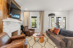 Télévision, cheminée, chaîne hi-fi