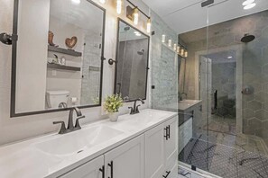 Douche, sèche-cheveux, serviettes fournies, shampoing