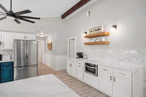 Réfrigérateur, four à micro-ondes, un four, surface de cuisson