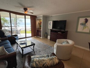 Living area - Gulf Front Condo with Stunning Views! (Pensacola)