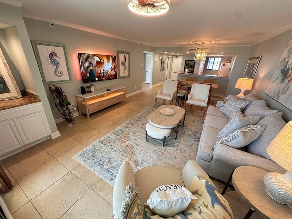 Living area - Gulf Front Condo with Stunning Views! (Pensacola)