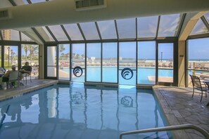 Una piscina cubierta