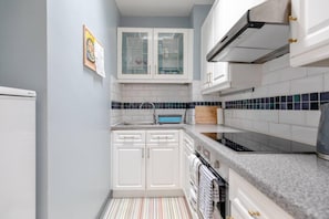 Apartament bàsic, 1 llit doble | Cuina privada | Frigorífic, forn, placa de cuina i bullidora elèctrica