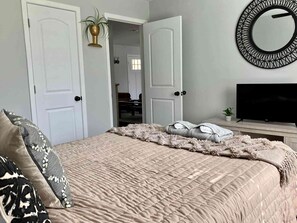 3 bedrooms, WiFi, bed sheets - Casa Alegre | WiFi, Spacious Stay Near RRG & Shops – Great for Large Groups, Remote Work & Hiking - Big Backyard & Fire Pit - Across the street from Kroger. (Stanton)