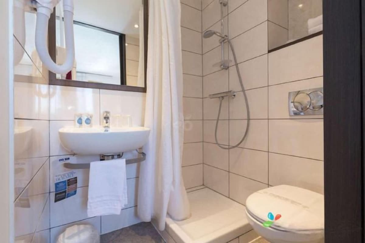 Bathroom | Free toiletries, towels