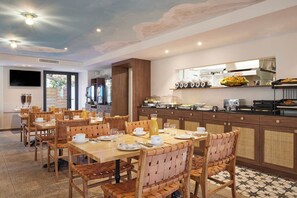 朝食 (ビュッフェ)、毎日提供 (1 名様 11 EUR)