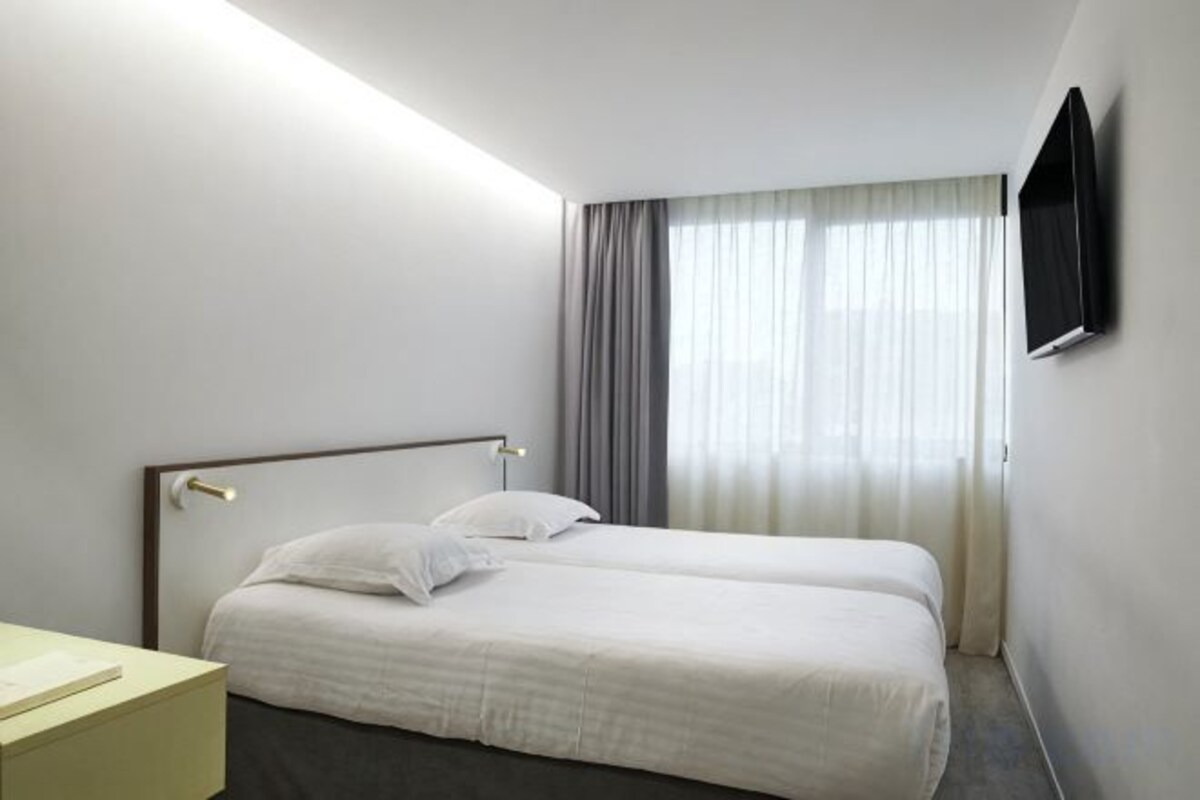 Soundproofing, WiFi (free)