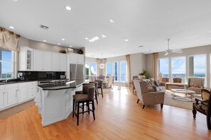 Geladeira, micro-ondas, fogão, cooktop