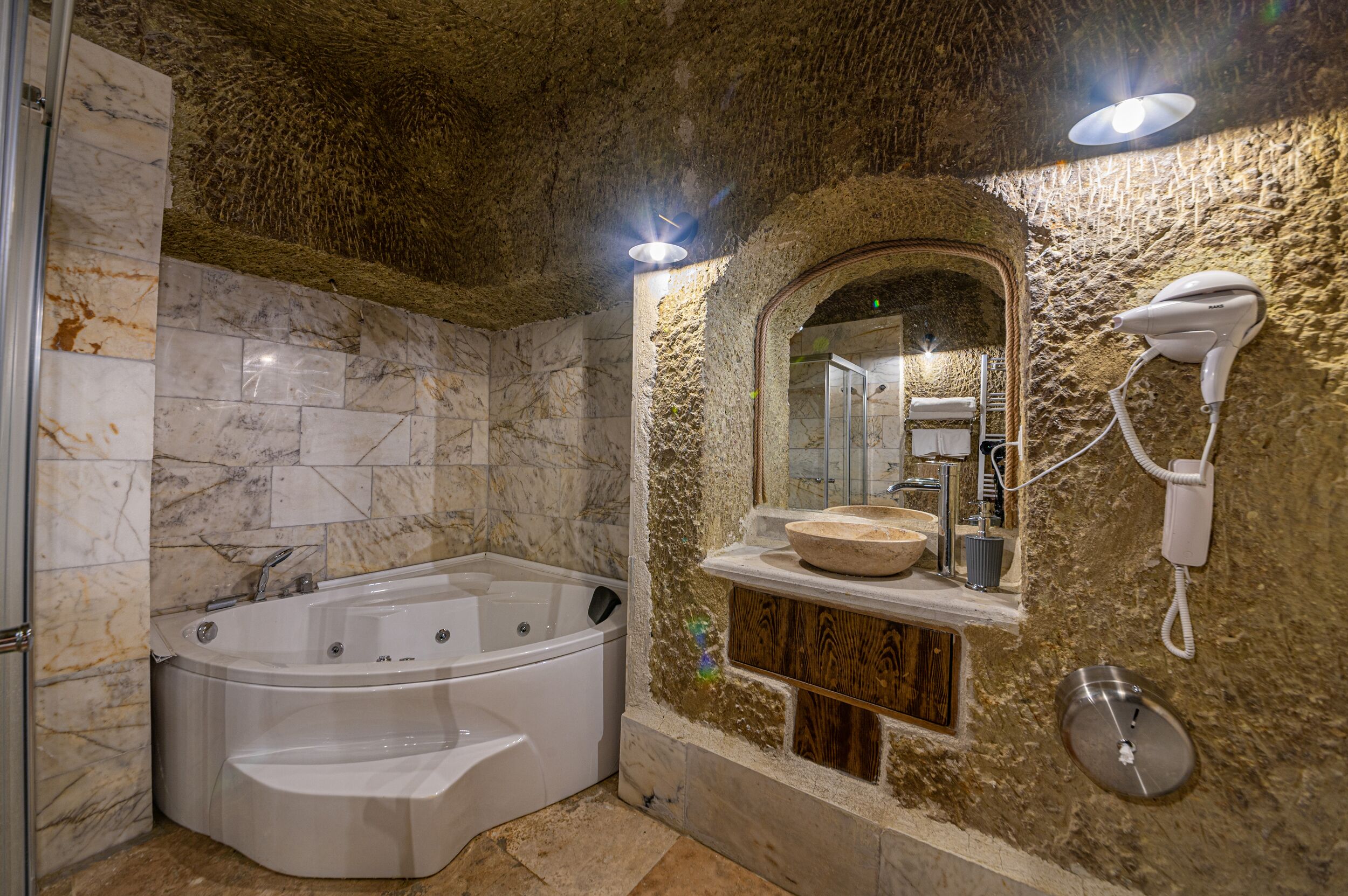 Deluxe Suite | Bathroom | Free toiletries, hair dryer, slippers, towels