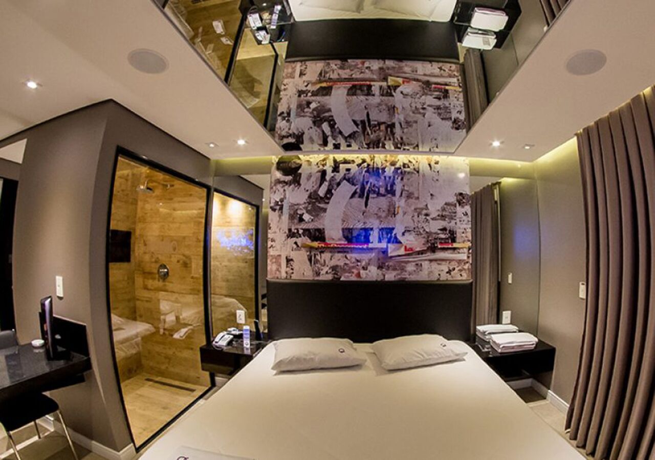 Quarto casal luxo, 1 cama King | Frigobar, escrivaninha, cortinas blackout, Wi-Fi de cortesia