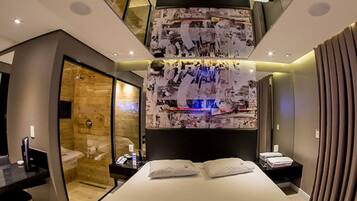 Quarto casal luxo, 1 cama King | Frigobar, escrivaninha, cortinas blackout, Wi-Fi de cortesia