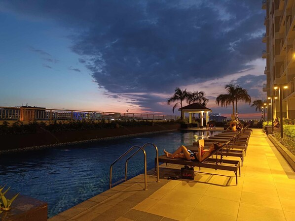 2 outdoor pools