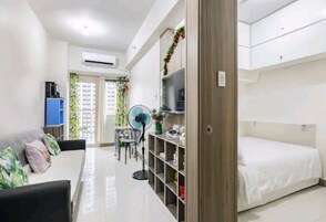1 habitación, sistema de insonorización y tabla de planchar con plancha 