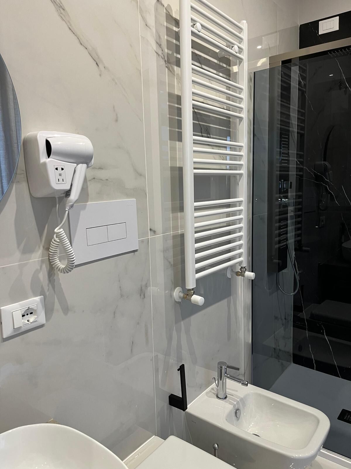 Deluxe Room | Bathroom | Free toiletries, hair dryer, slippers