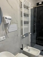 华丽客房 | 浴室 | 免费洗浴用品、吹风机、拖鞋