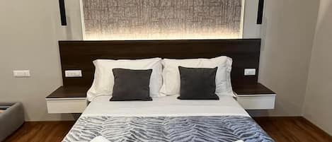 Muebles diferentes, escritorio y espacio para trabajar con laptop