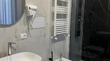 Habitación Deluxe | Baño | Amenidades de baño gratuitas, secadora de cabello, pantuflas