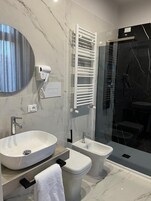 华丽客房 | 浴室 | 免费洗浴用品、吹风机、拖鞋