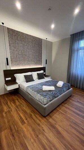 Luxury Triple Room | Individually furnished, desk, laptop workspace, free WiFi - B&B MariLù (Foggia)