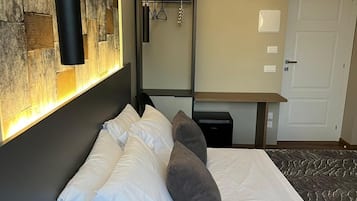 Habitación Deluxe | Muebles diferentes, escritorio y espacio para trabajar con laptop