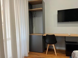 标准房 | 特色家居、办公桌、笔记本电脑工作区、免费 WiFi