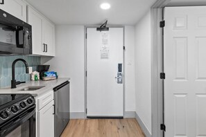 冷蔵庫、電子レンジ、オーブン、コンロ