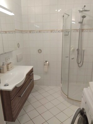 Séchoir à cheveux, serviettes fournies, savon, papier de toilette