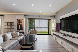 Smart TV - JBR Bahar Beach Views, 4 beds (Jumeirah Beach Residence)