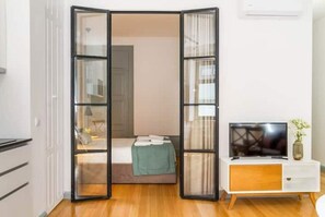 1 habitación, tabla de planchar con plancha y cuna de viaje 