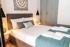 1 habitación, tabla de planchar con plancha y cuna de viaje 