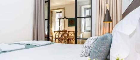 1 habitación, tabla de planchar con plancha y cuna de viaje