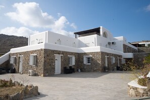 Front of property - Ginger Gold Apt Getaway with Shared Pool (Mykonos)