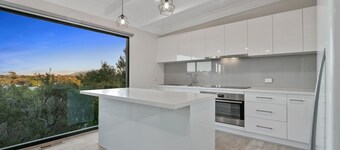 Family Retreat with a spectacular views. Close to shops and front beach