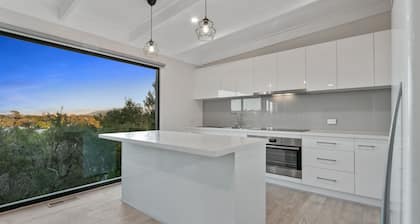 Family Retreat with a spectacular views. Close to shops and front beach