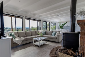 Smart TV, fireplace, DVD player - Family Retreat with a spectacular views. Close to shops and front beach (Rye)