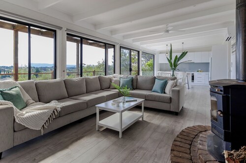 Family Retreat with a spectacular views. Close to shops and front beach