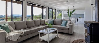 Family Retreat with a spectacular views. Close to shops and front beach