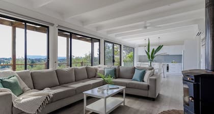 Family Retreat with a spectacular views. Close to shops and front beach