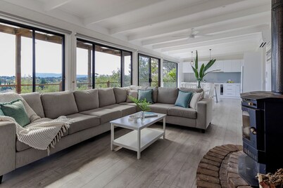 Family Retreat with a spectacular views. Close to shops and front beach