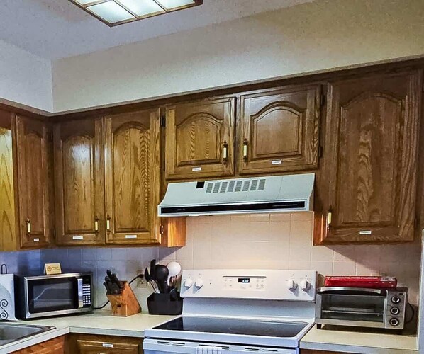 Frigorifero, microonde, forno, piano cottura