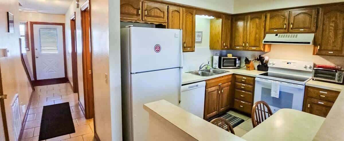 Jääkaappi, mikroaaltouuni, uuni, liesi